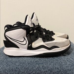 Nike Kyrie Infinity TB Oreo White
Basketball Shoes men’s size 8.5